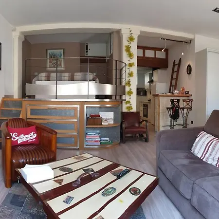 Apartment Loft Au Centre Ville, Calme, 200m De La